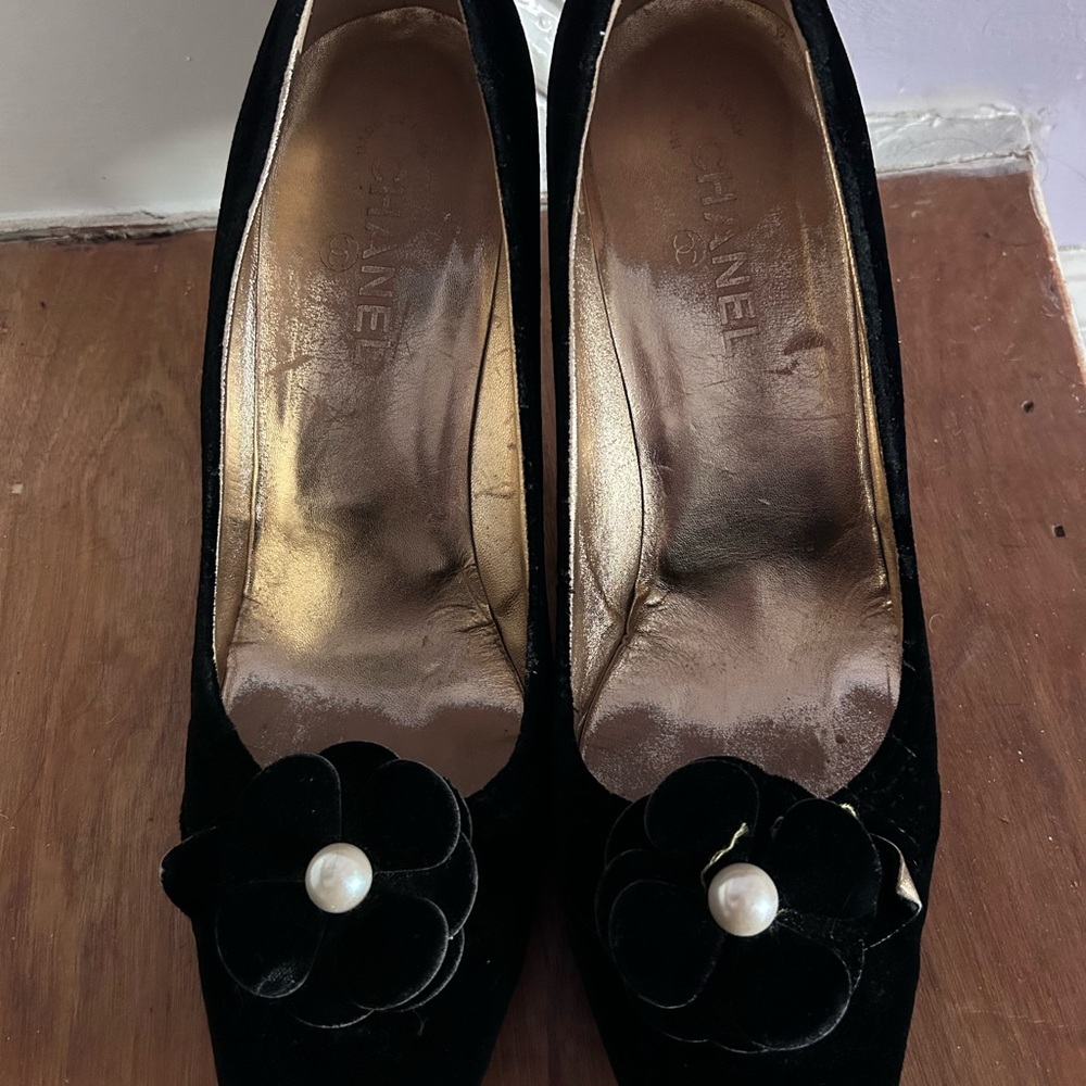 CHANEL Camellia Pearl Velour Black Quilted Heels Sz EU 42 - Picture 5 of 16